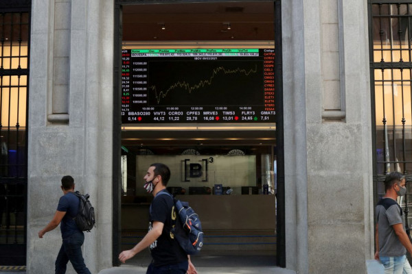 Bolsa aproxima-se de recorde com recuo de prévia da inflação