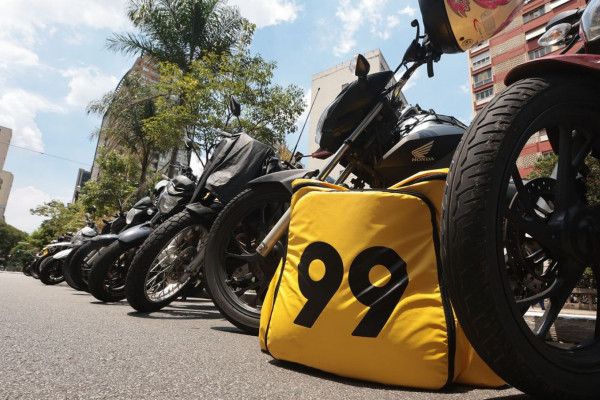 Procon-SP investiga Uber e 99 por oferta de mototáxi após proibição