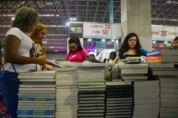 Faturamento de editoras de livros cresce menos que inflação em 2024