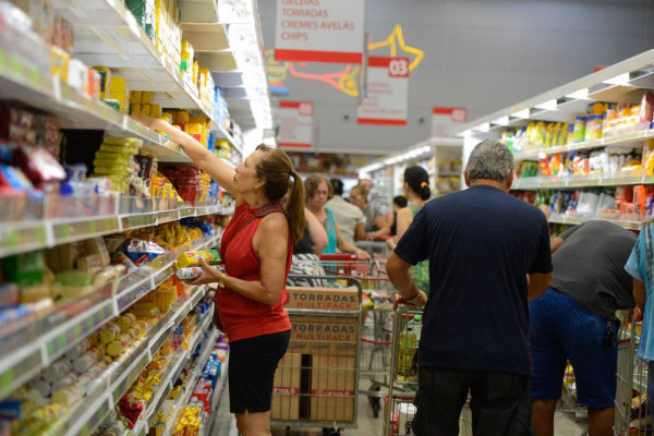 Consumo das famílias mantém-se em alta no mês de abril