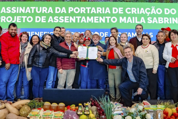 Lula cria assentamento da reforma agrária no Paraná