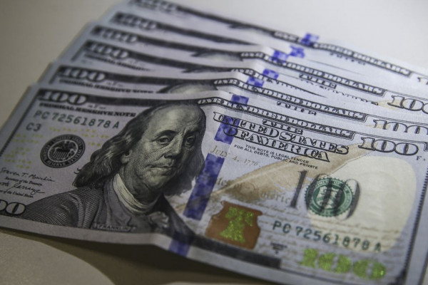 Dólar cai para R$ 5,66 após suspensão de tarifas de Trump