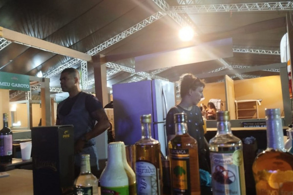 Produção de cachaça tem crescido, mas setor lamenta preconceito