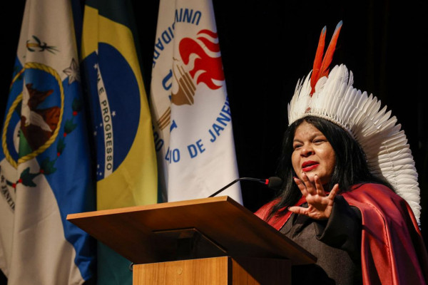 Sonia Guajajara é a primeira indígena doutora honoris causa da Uerj