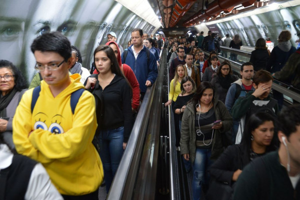 Falha no Metrô de São Paulo causa lentidão; estações estão lotadas