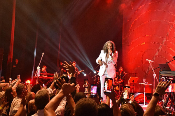 Cantora Simone traz show com grandes sucessos para Ribeirão