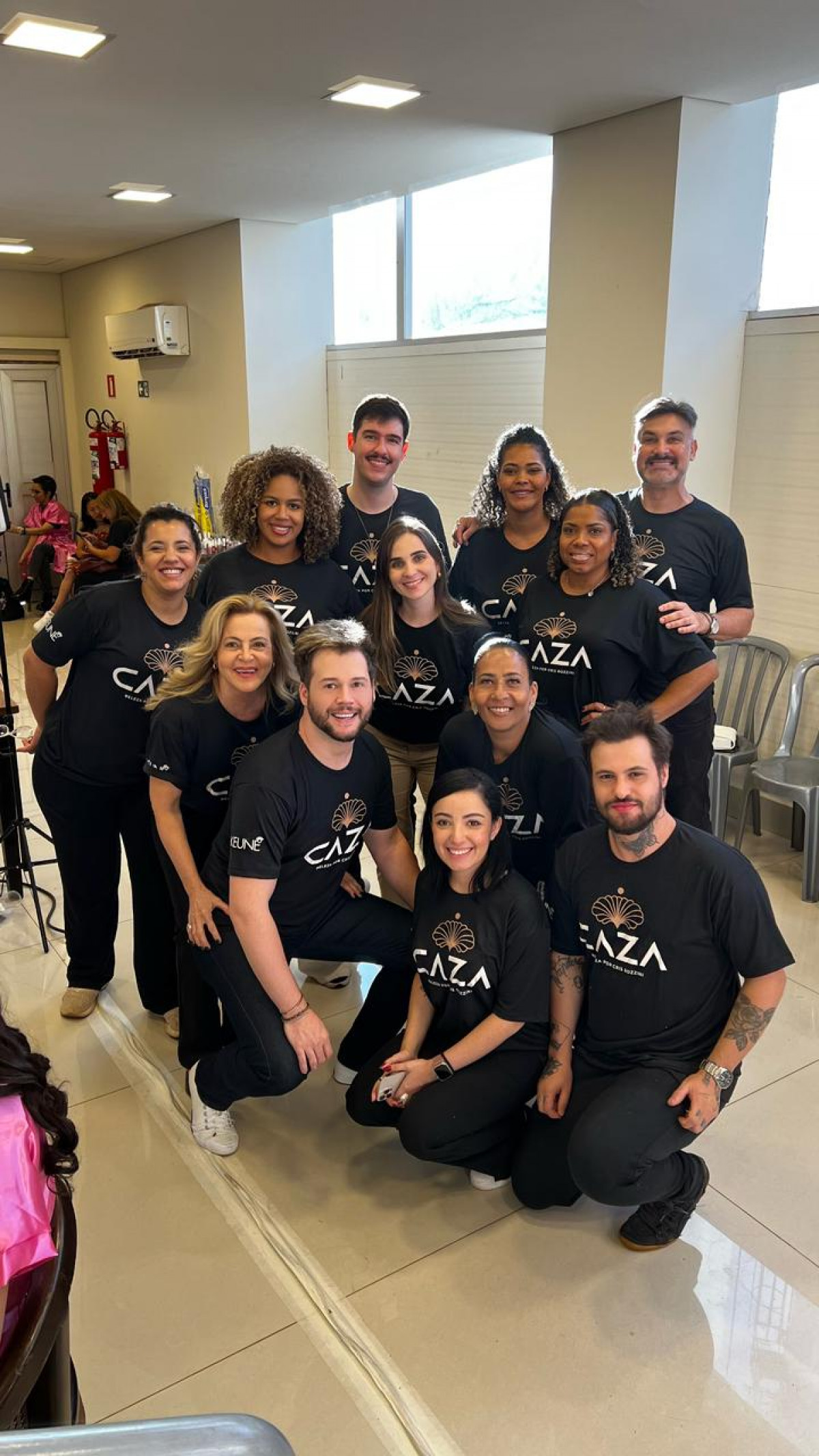 Cris Rozzini e Danilo Arantes junto com a equipe da Caza de Beleza por Cris Rozzini
