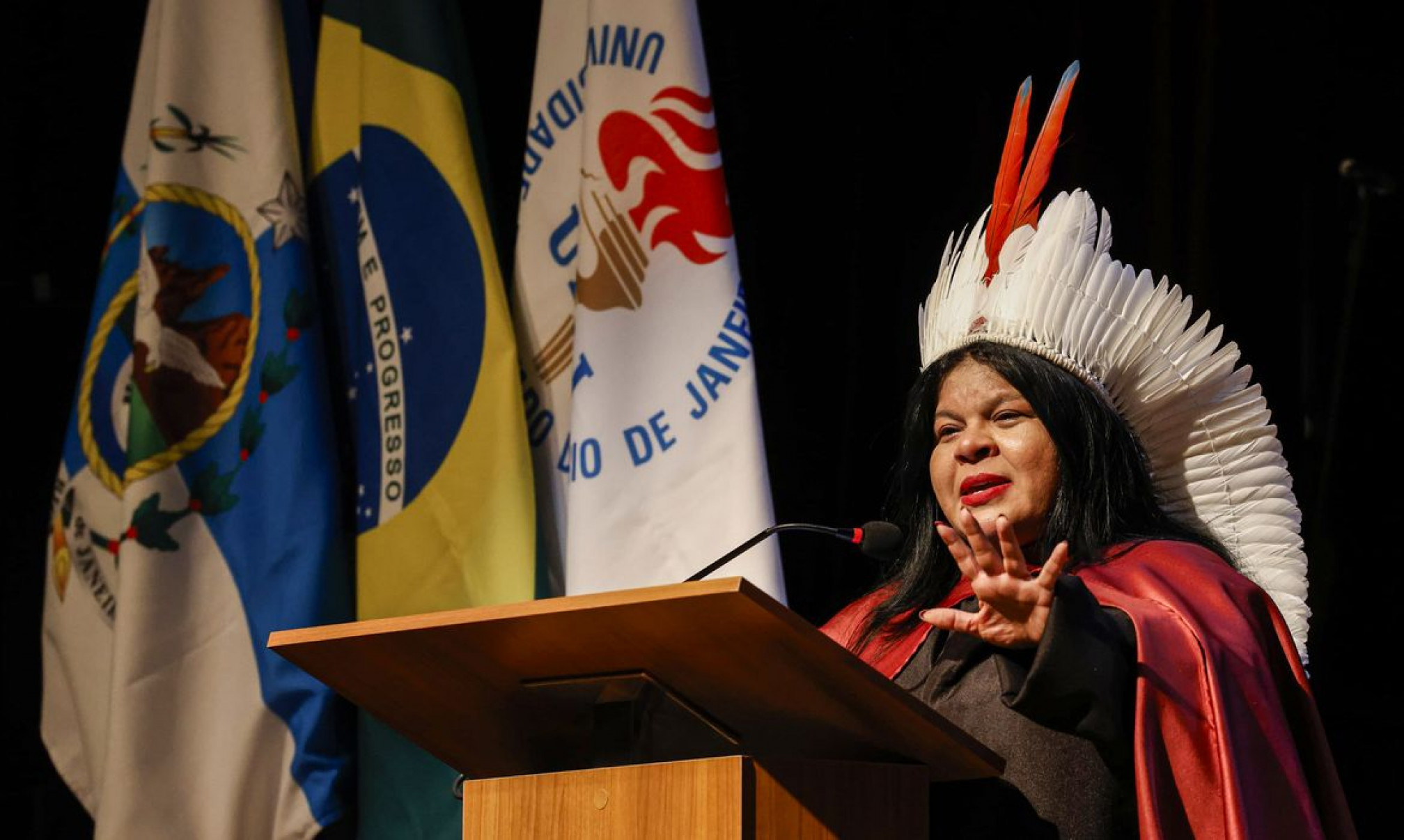 Sonia Guajajara é a primeira indígena doutora honoris causa da Uerj
