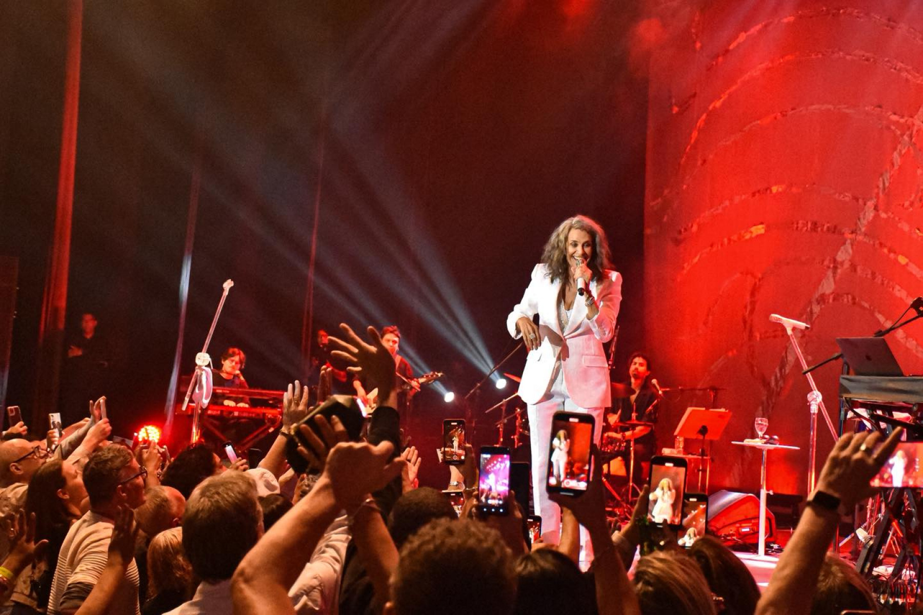 Cantora Simone traz show com grandes sucessos para Ribeirão