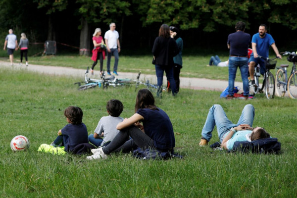 França proibirá fumar em praias, parques e perto de escolas