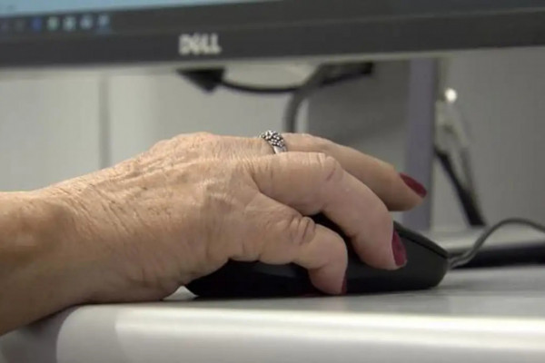 Idosos enfrentam barreiras digitais para acessar serviços do INSS