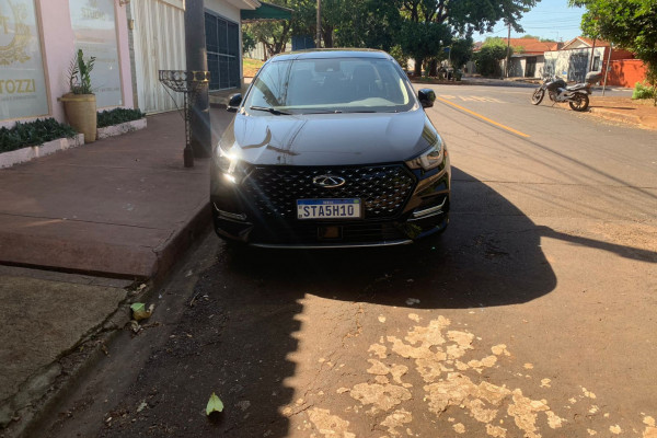 Carro oficial da Câmara, a serviço do vereador Franco Ferro, estacionado em frente a um salão do parlamentar; cena é frequente