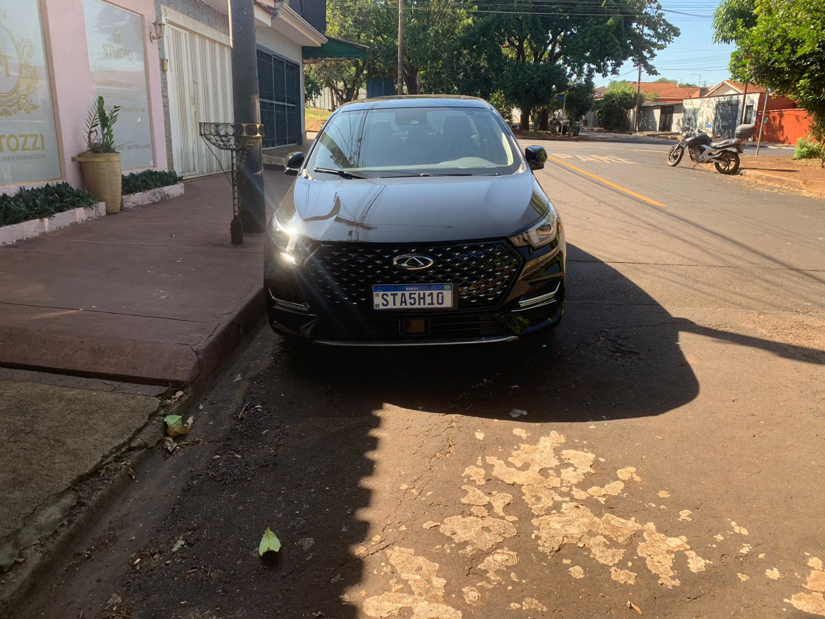 Carro oficial da Câmara, a serviço do vereador Franco Ferro, estacionado em frente a um salão do parlamentar; cena é frequente