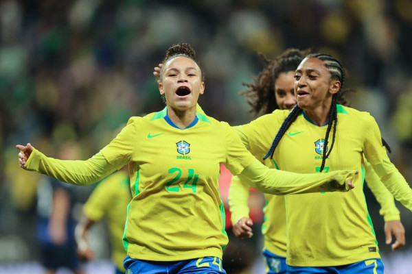 Dudinha brilha e seleção feminina derrota Japão no frio paulistano