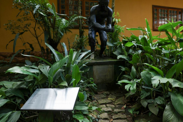Placa homenageia 11 escravizados que reflorestaram Floresta da Tijuca