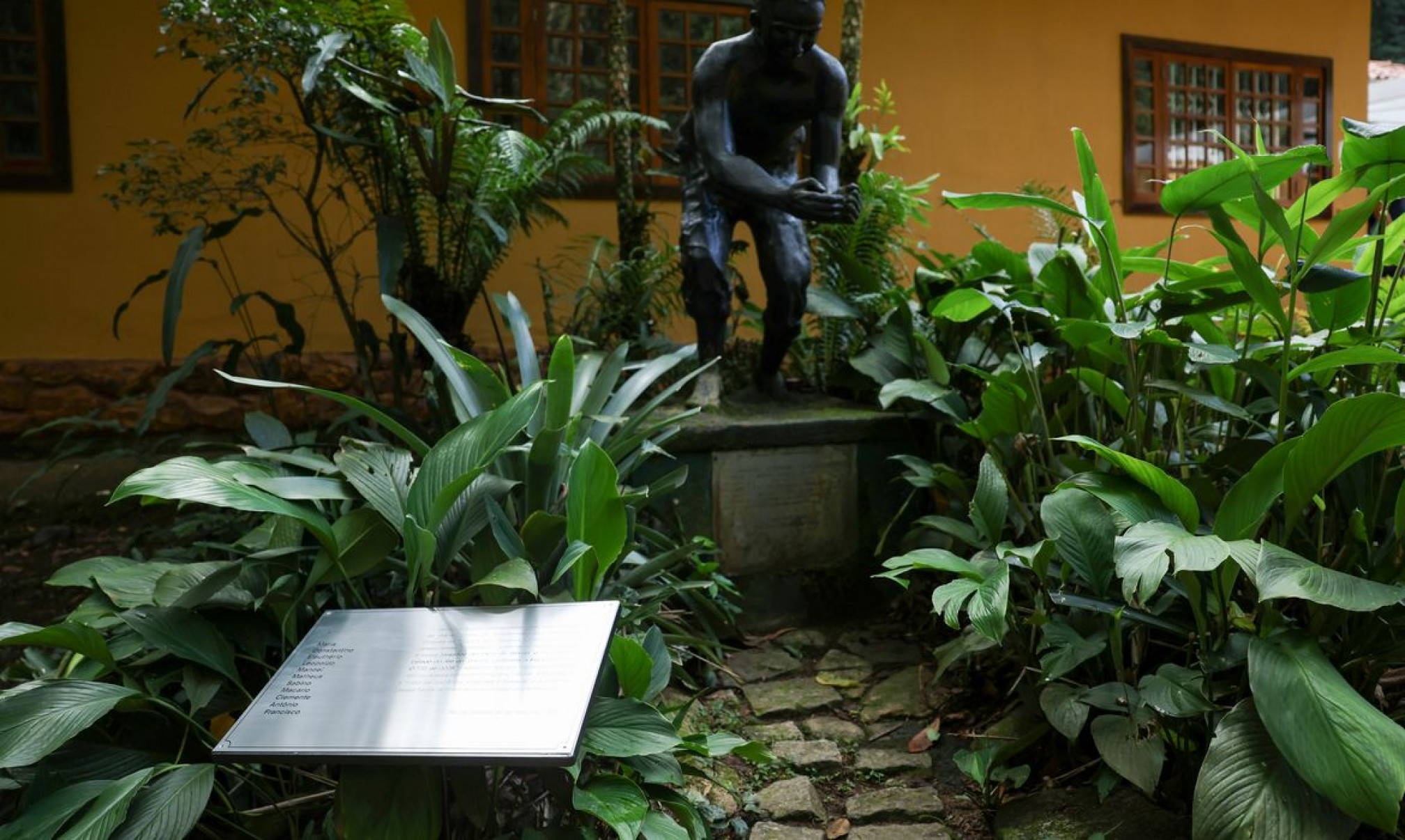 Placa homenageia 11 escravizados que reflorestaram Floresta da Tijuca