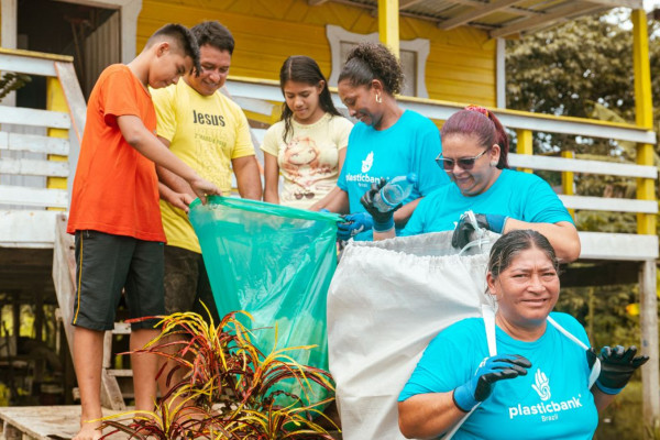 Bônus para catadores impede que plásticos poluam rios da Amazônia