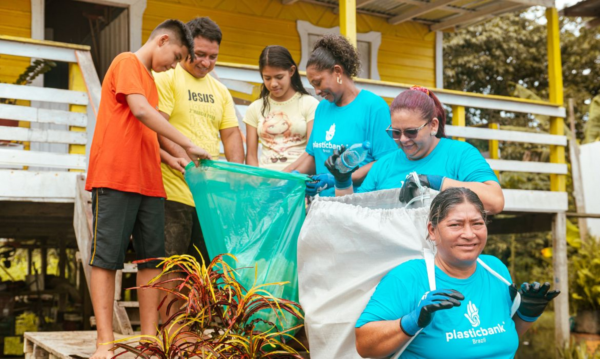 Bônus para catadores impede que plásticos poluam rios da Amazônia