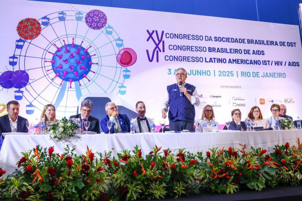 Brasil reduz transmissão do HIV vertical e pede certificado da Opas