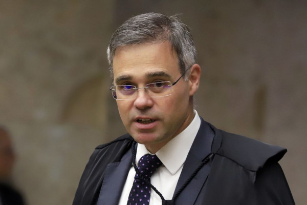 Mendonça retoma voto sobre responsabilização das redes sociais