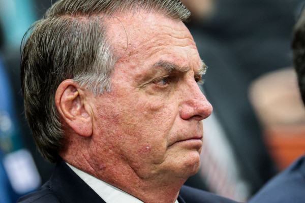 Bolsonaro nega à PF contato com governo Trump para buscar sanções