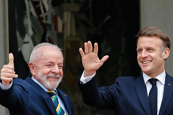 Ucrânia e Rússia não podem ser tratados em pé de igualdade, diz Macron