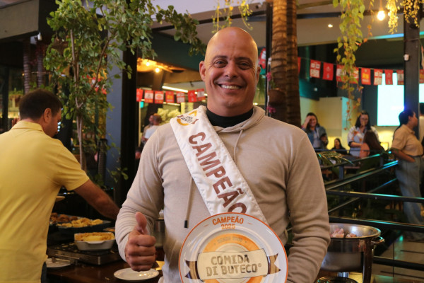 1ª lugar do Comida Di Buteco - Alex Brunelli, proprietário do Empório Paulistano