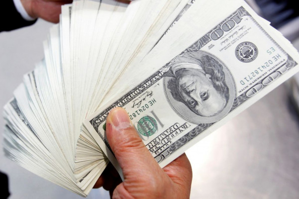 Dólar cai para R$ 5,57 e fecha no menor valor em 8 meses