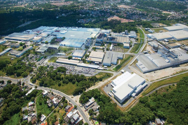 Emprego industrial tem primeira queda mensal em 18 meses