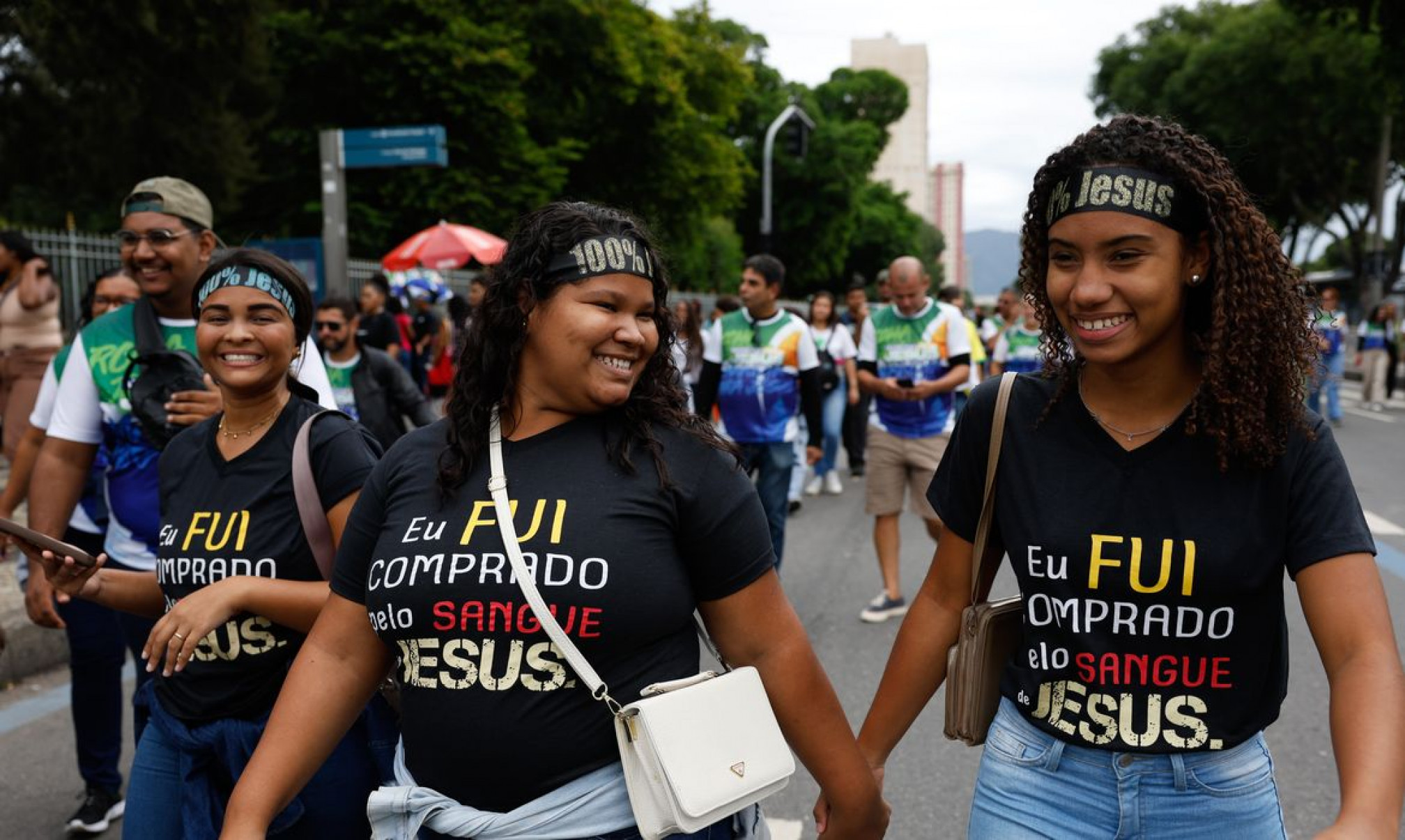 Jovens e mulheres puxam aumento de evangélicos no país, revela IBGE