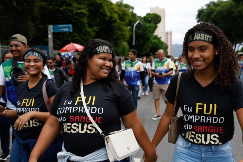 Jovens e mulheres puxam aumento de evangélicos no país, revela IBGE