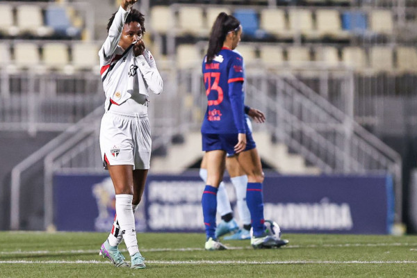 São Paulo goleia Bragantino e chega às quartas do Brasileiro Feminino