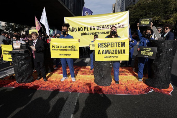 Manifestantes realizam protesto contra o PL da Devastação em São Paulo