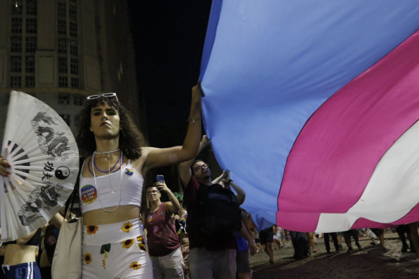 População trans se opõe à nova idade mínima para terapia hormonal