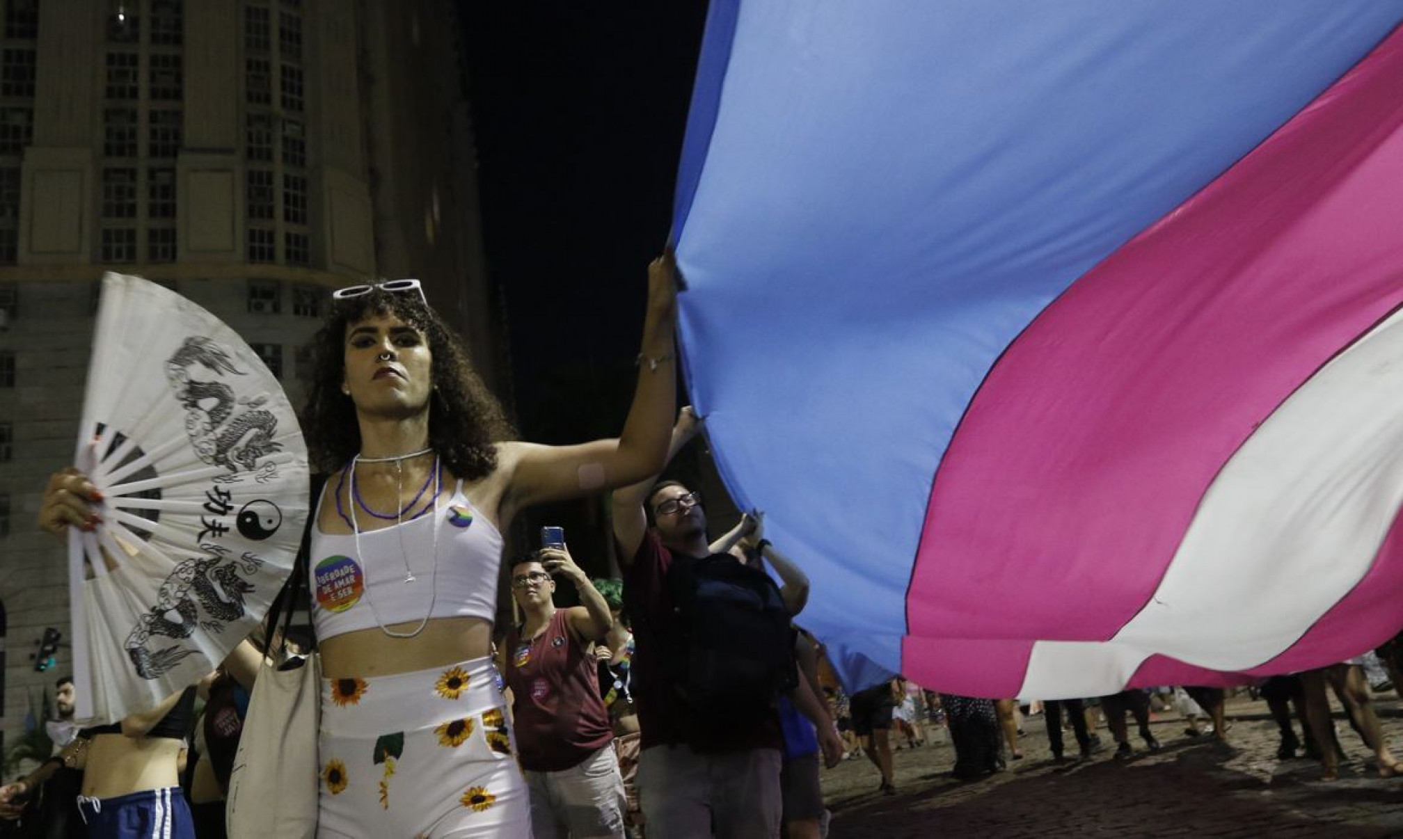 População trans se opõe à nova idade mínima para terapia hormonal