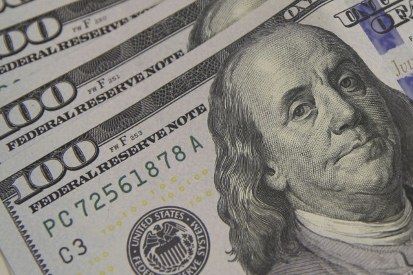 Dólar cai para R$ 5,56 à espera de pacote fiscal
