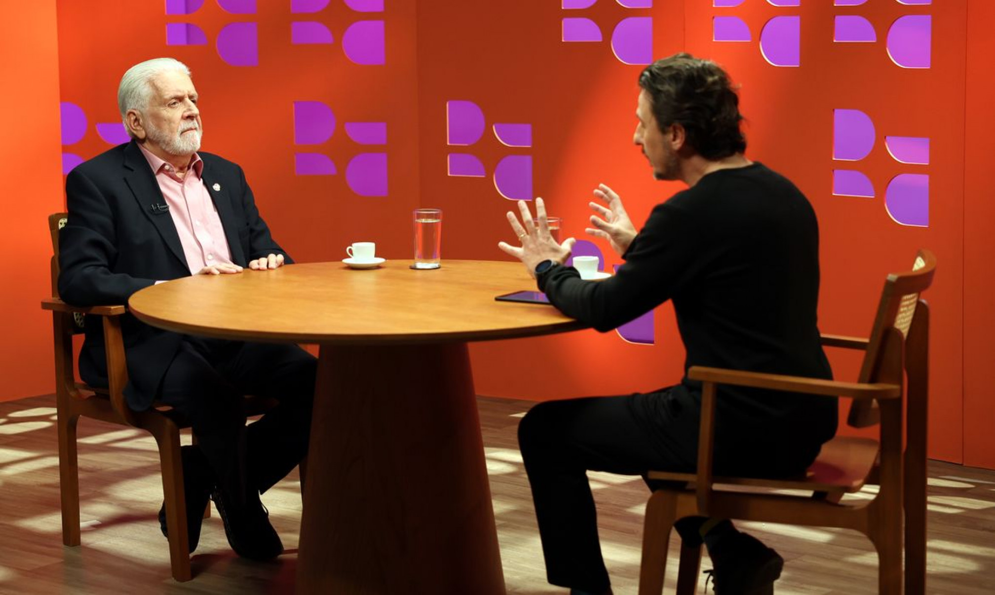 DR com Demori, da TV Brasil, recebe o senador Jaques Wagner