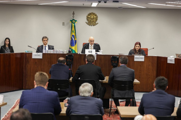 Moraes revoga proibição de réus da trama golpista de manterem contato
