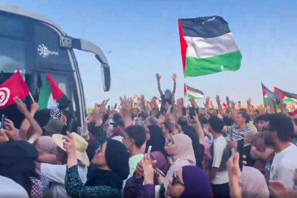 Milhares de ativistas marcham a Gaza para romper bloqueio de Israel