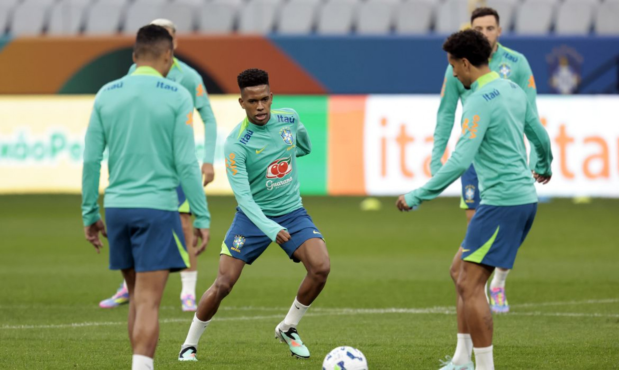 Brasil enfrenta Paraguai com transmissão ao vivo pela Rádio Nacional