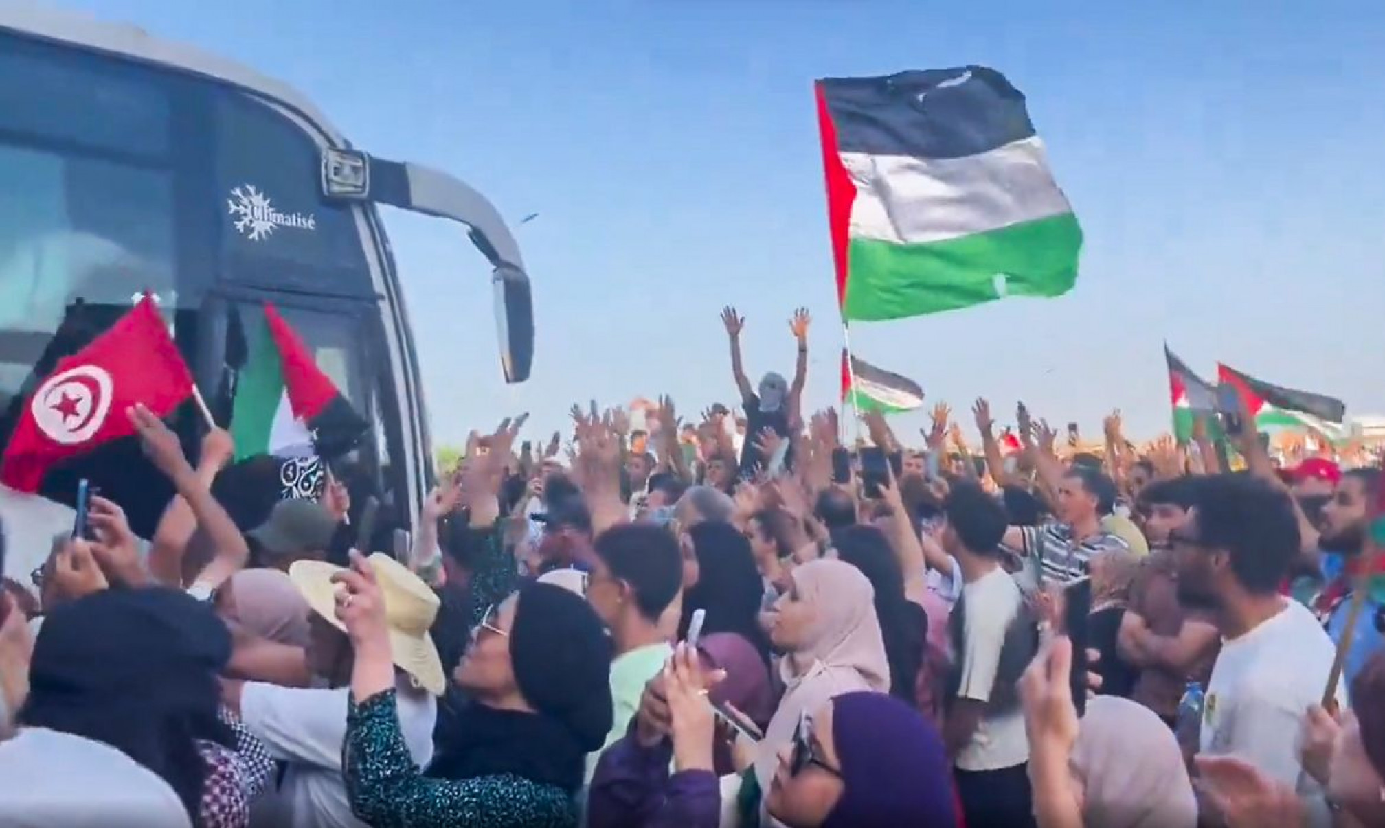 Milhares de ativistas marcham a Gaza para romper bloqueio de Israel