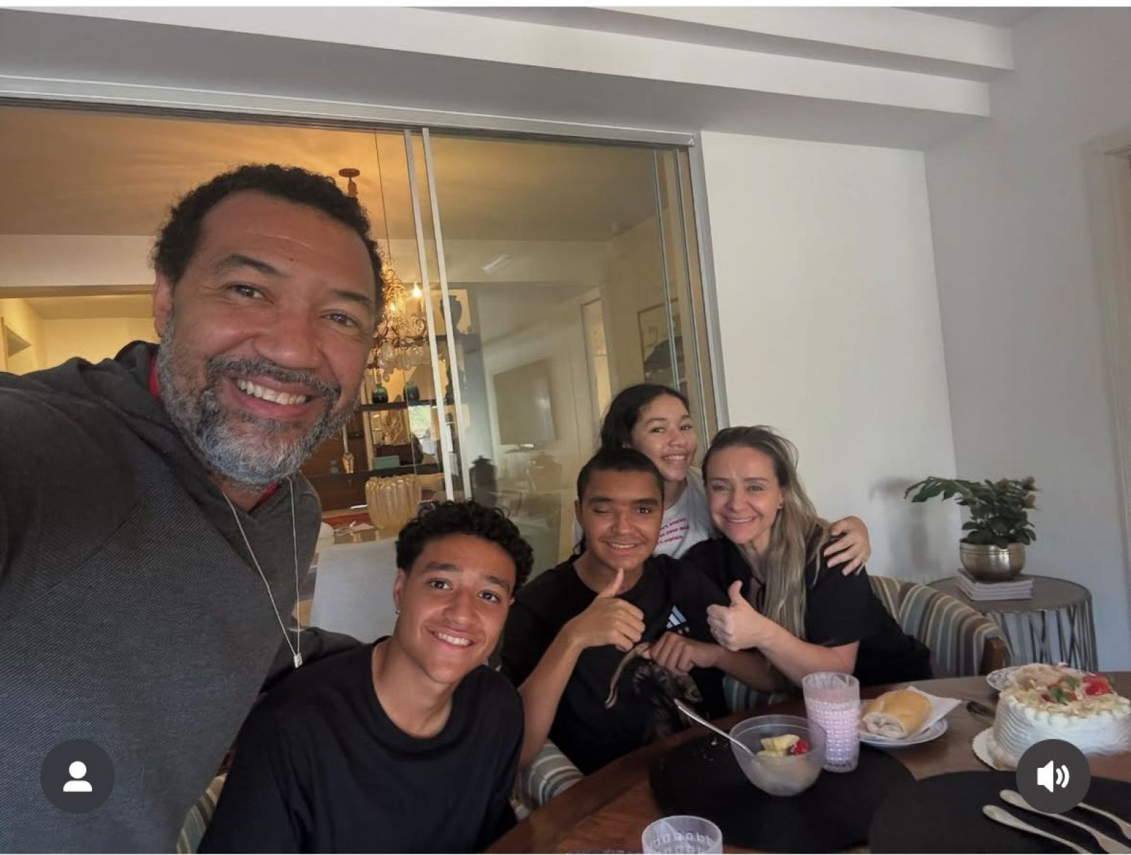 Pedro Severino celebra, em família, após receber alta hospitalar