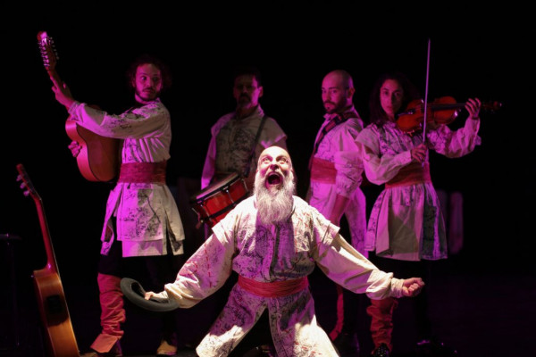 Companhia teatral chilena conta histórias latinoamericanas em trilogia