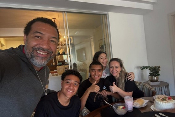 Pedro Severino aparece ao lado dos familiares após receber alta hospitalar - Reprodução