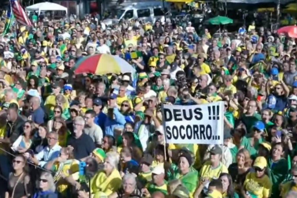 Manifestantes Politicos na Av. Paulista