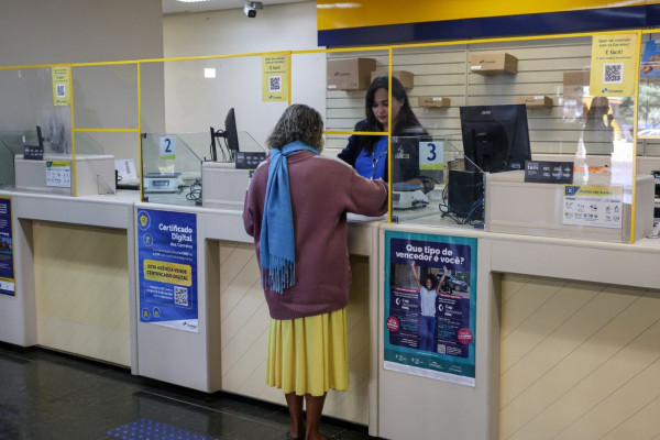Mais de 488 mil aposentados já foram aos Correios contestar descontos