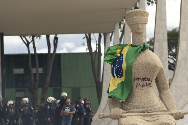 STF nega recurso de mulher que pichou estátua no 8 de janeiro