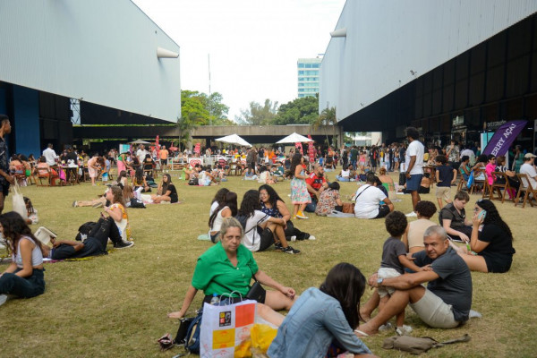 Bienal do Livro tem ingressos esgotados no 2º dia da festa literária
