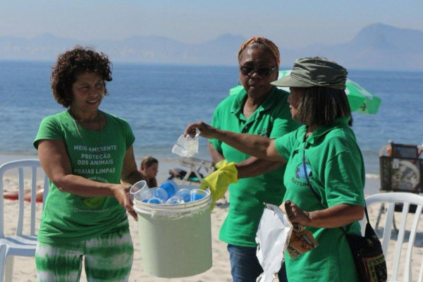 Catadores no Rio lidam com informalidade e más condições de trabalho