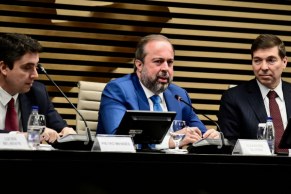 Ministro defende gás mais barato para reindustrialização do país